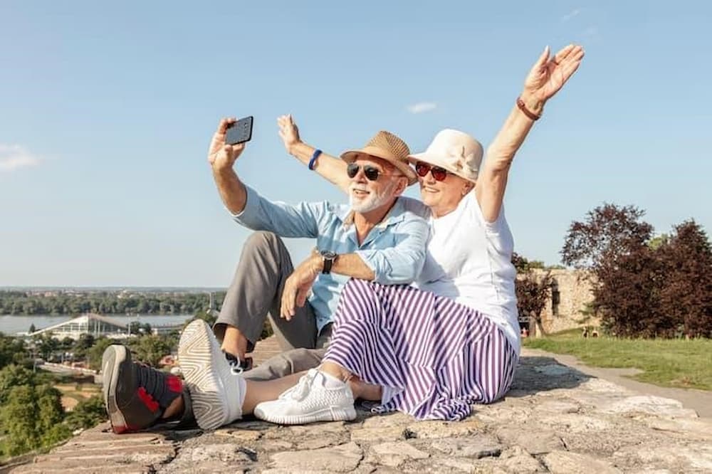 Familia disfrutando vacaciones con personas mayores